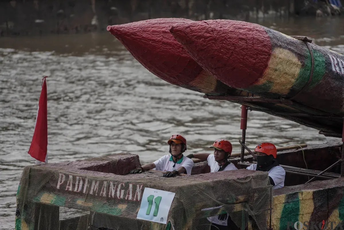 Peserta di atas perahu unik berbahan limbah plastik saat parade Festival Cinta Lingkungan di Kali Ciliwung, Cikoko, Jakarta Selatan, Minggu, 28 September 2025. (Sumber: Poskota/Bilal Nugraha Ginanjar)
