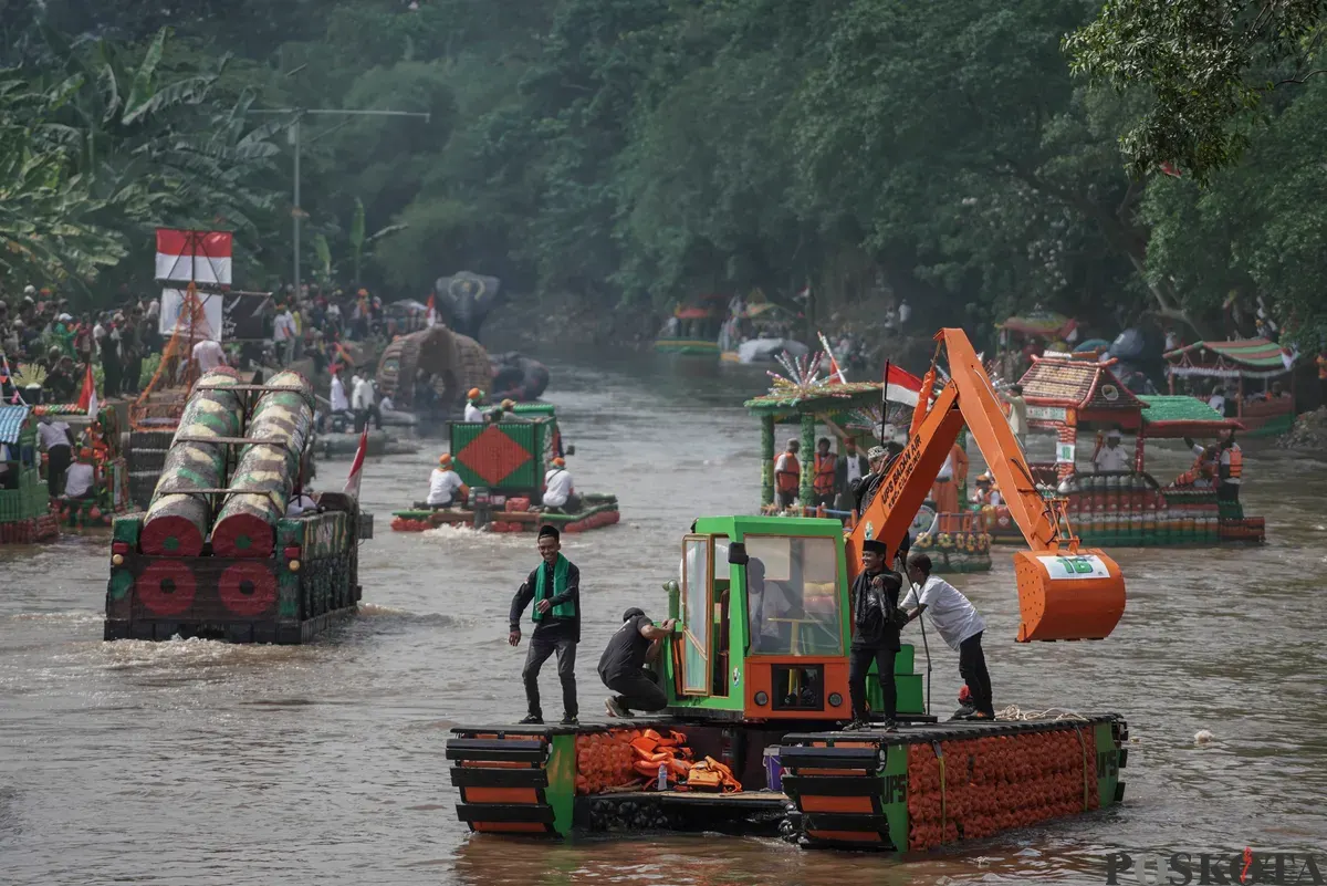 Peserta di atas perahu unik berbahan limbah plastik saat parade Festival Cinta Lingkungan di Kali Ciliwung, Cikoko, Jakarta Selatan, Minggu, 28 September 2025. (Sumber: Poskota/Bilal Nugraha Ginanjar)