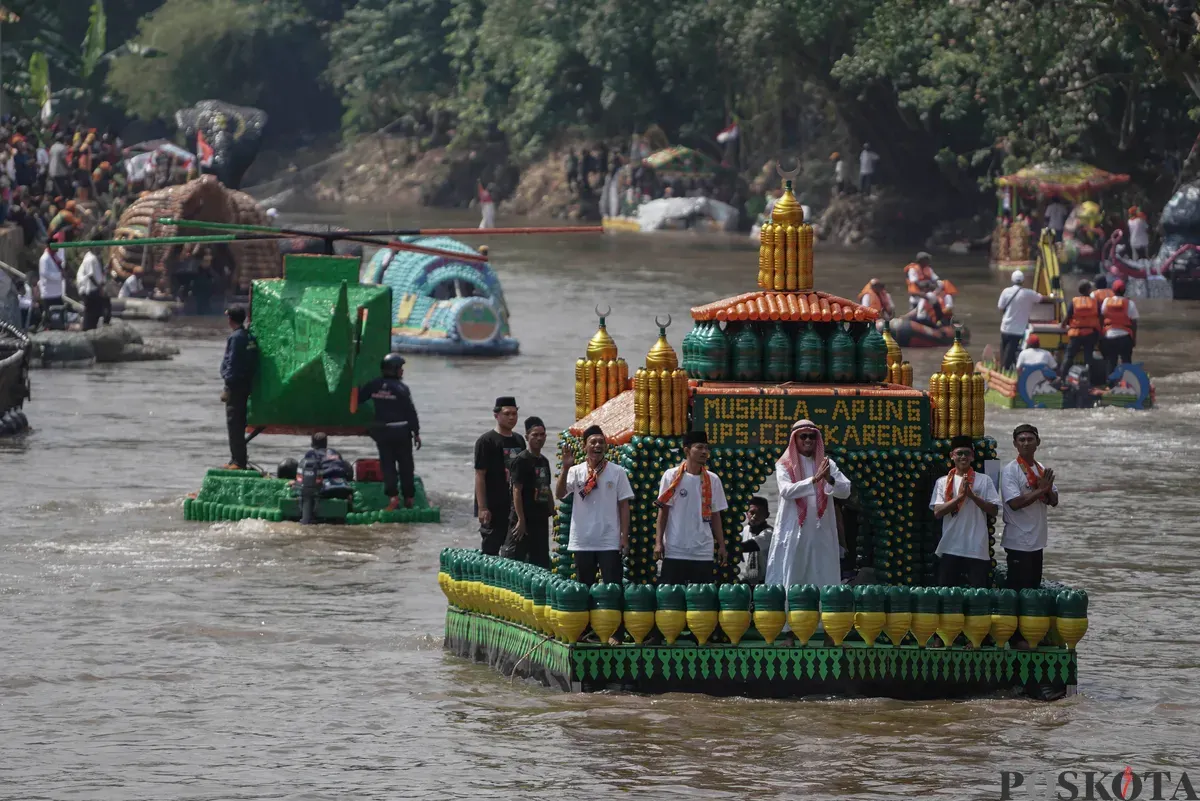 Peserta di atas perahu unik berbahan limbah plastik saat parade Festival Cinta Lingkungan di Kali Ciliwung, Cikoko, Jakarta Selatan, Minggu, 28 September 2025. (Sumber: Poskota/Bilal Nugraha Ginanjar)