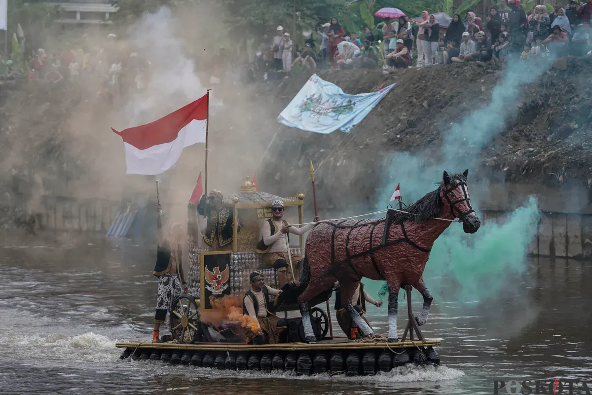 Peserta di atas perahu unik berbahan limbah plastik saat parade Festival Cinta Lingkungan di Kali Ciliwung, Cikoko, Jakarta Selatan, Minggu, 28 September 2025. (Sumber: Poskota/Bilal Nugraha Ginanjar)