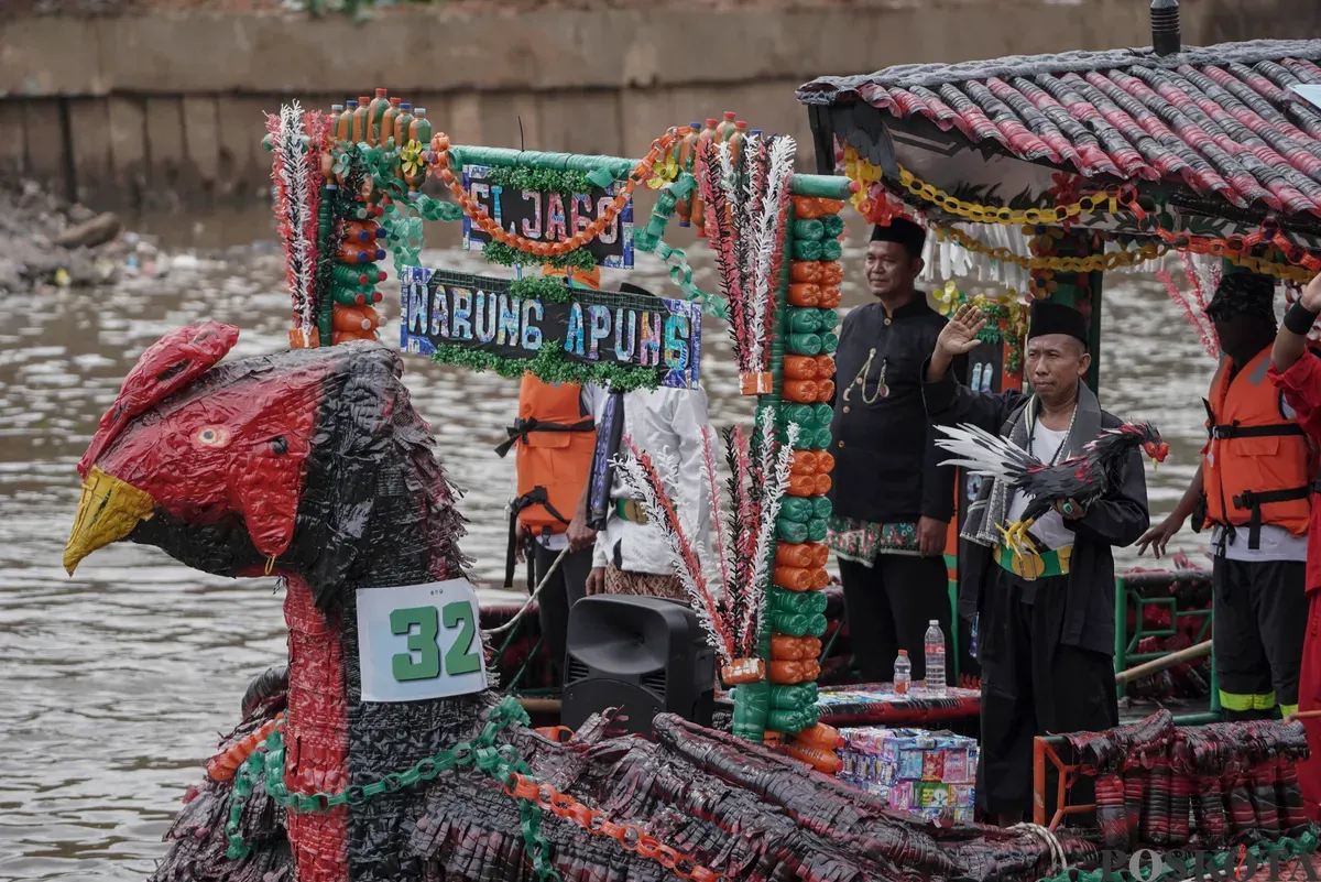 Peserta di atas perahu unik berbahan limbah plastik saat parade Festival Cinta Lingkungan di Kali Ciliwung, Cikoko, Jakarta Selatan, Minggu, 28 September 2025. (Sumber: Poskota/Bilal Nugraha Ginanjar)