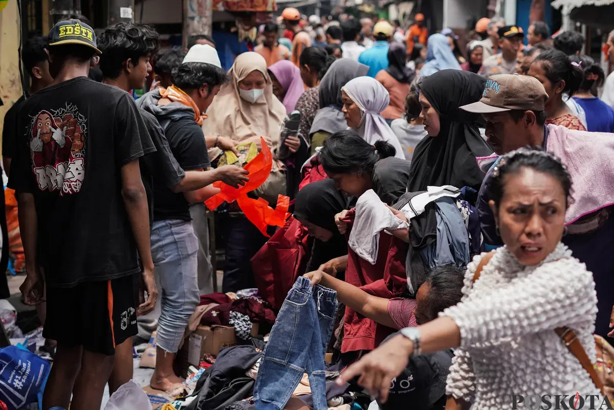 Warga mengambil pakaian gratis usai terjadi kebakaran di pemukiman padat penduduk Taman Sari, Jakarta Barat, Senin, 29 September 2025. (Sumber: Poskota/Bilal Nugraha Ginanjar)