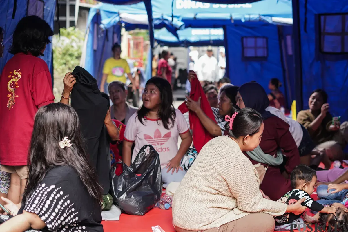 Warga mengungsi usai terjadi kebakaran di pemukiman padat penduduk Taman Sari, Jakarta Barat, Senin, 29 September 2025. (Sumber: Poskota/Bilal Nugraha Ginanjar)