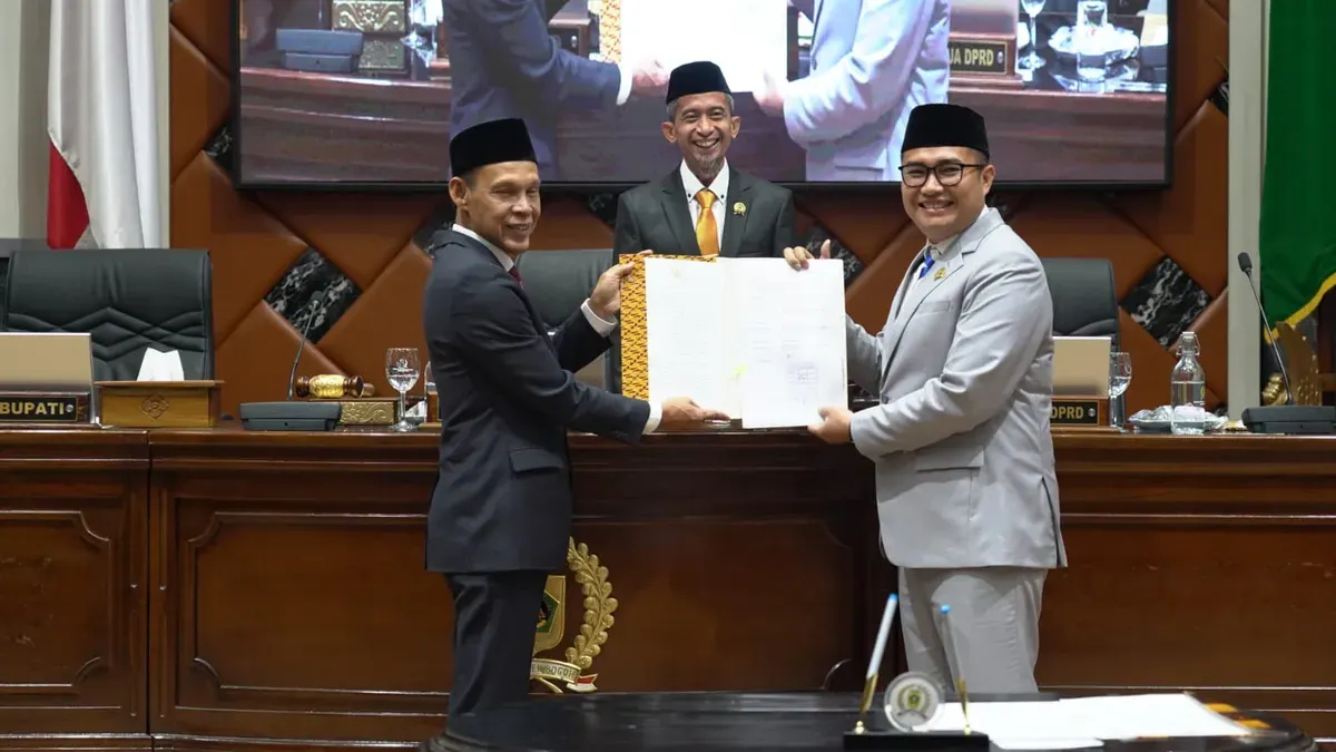 Wakil Bupati bersama Ketua DPRD Kabupaten Bogor menunjukkan nota keuangan dan rancangan APBD tahun anggaran 2026. (Sumber: Pemkab Bogor)