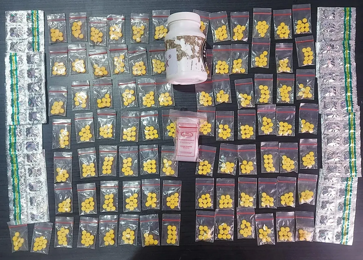 Barang bukti ratusan butir pil tramadol dan hexymer dari tersangka EA. (Sumber: Dok. Humas Polresta Serang)