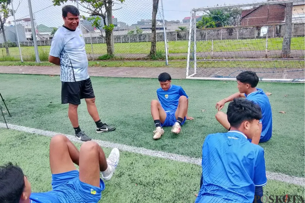 Pelatih Persib U-20, Sabrun Hanafi saat memandu latihan di Lapangan Uni Jebret Media, Mekarjaya, Rancasari, Kota Bandung, Rabu, 1 Oktober 2025. (Sumber: Poskota/Gatot Poedji Utomo)