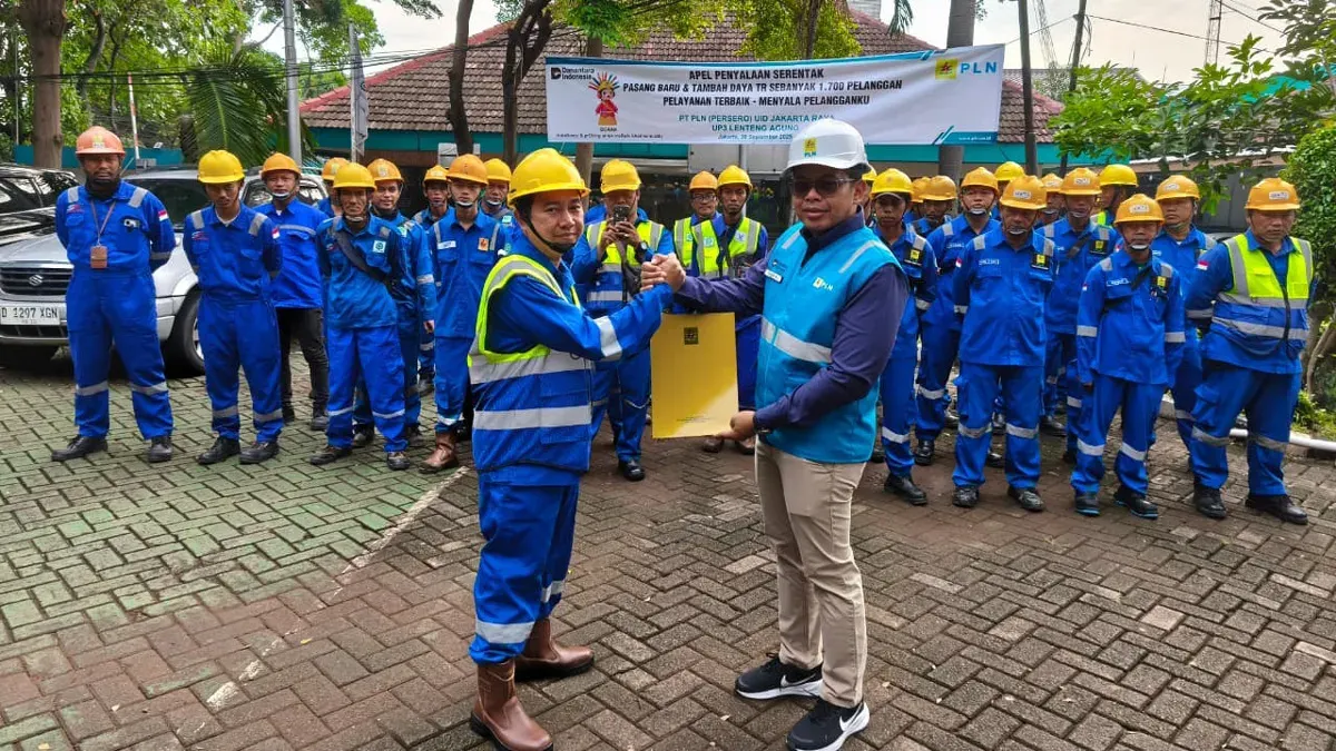 PLN UP3 Lenteng Agung secara simbolis menyerahkan berita acara penyalaan kepada petugas lapangan dalam Apel Penyalaan Serentak pasang baru dan tambah daya bagi 1.700 pelanggan. (Sumber: Dok. PLN UID Jakarta Raya)