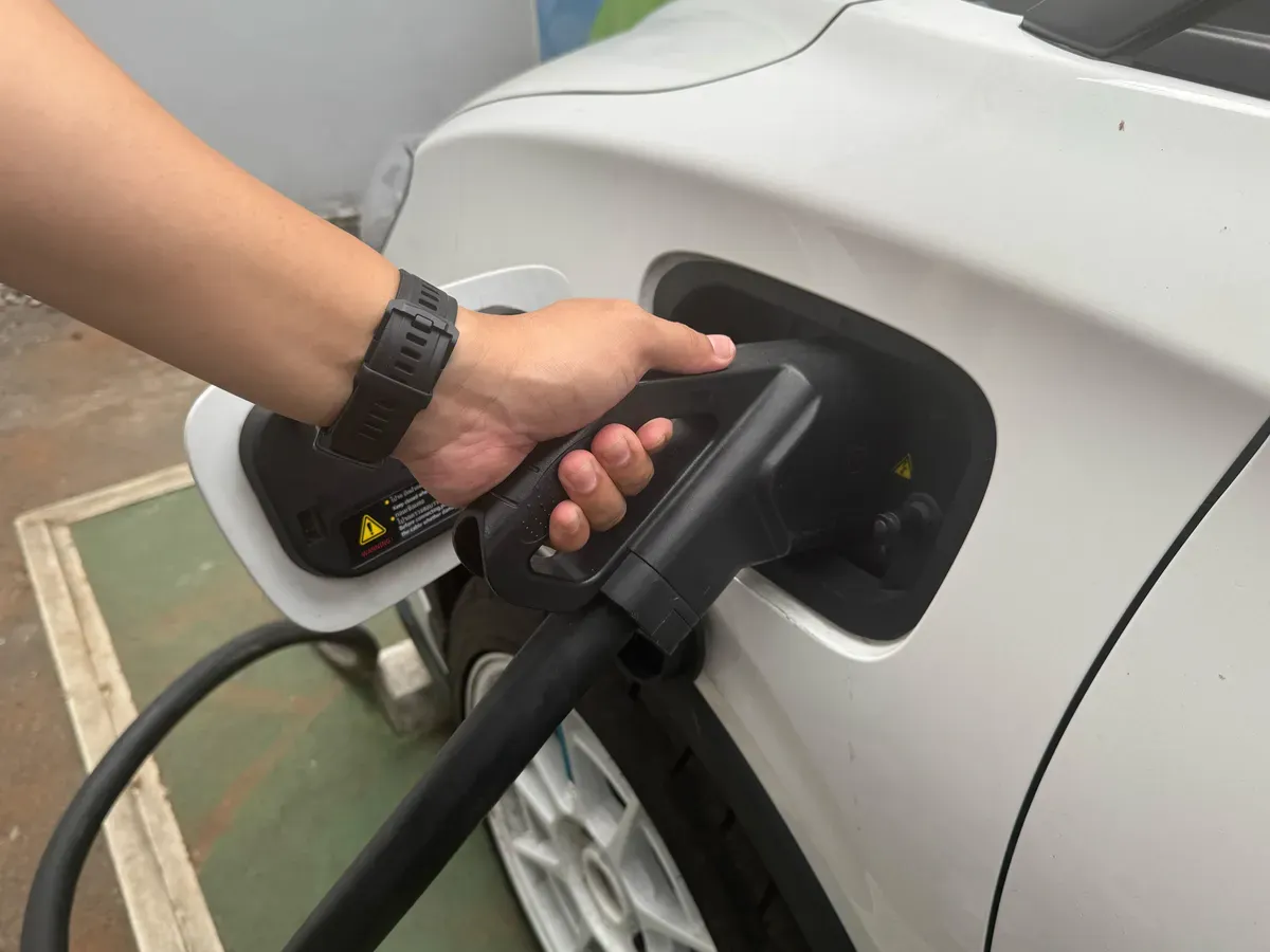 Bagi pengguna mobil listrik ada beberapa kendala teknis yang perlu diwaspadai, salah satunya masalah charger gun yang kadang tersangkut. (Sumber: NETA)