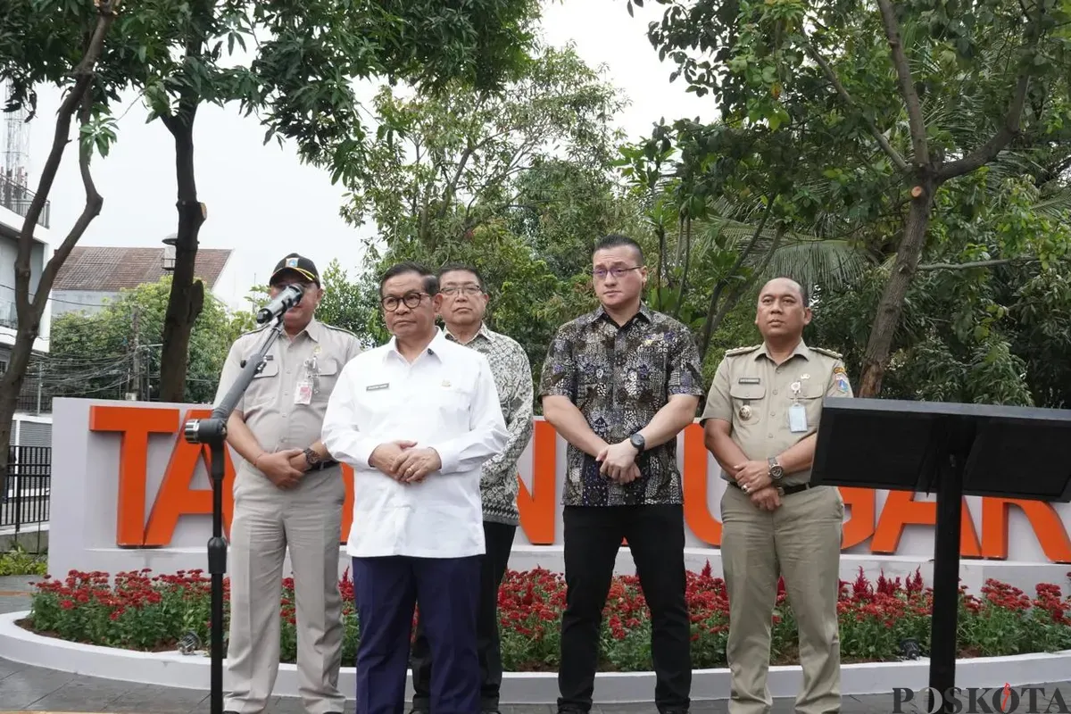Gubernur Jakarta Pramono Anung bersama Anggota DPRD DKI Jakarta Hardiyanto Kenneth saat meresmikan Taman Bugar, Kebon Jeruk, Jakarta Barat. (Sumber: Poskota/M. Tegar Jihad)