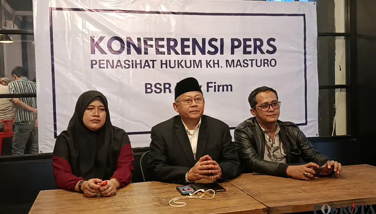 Keluarga Masturo Rohili, didampingi kuasa hukumnya, Bambang Sunaryo, menggelar konferensi pers di Bekasi Selatan, Rabu 1 Oktober 2025. (Sumber: POSKOTA | Foto: Nurpini Aulia Rapika)