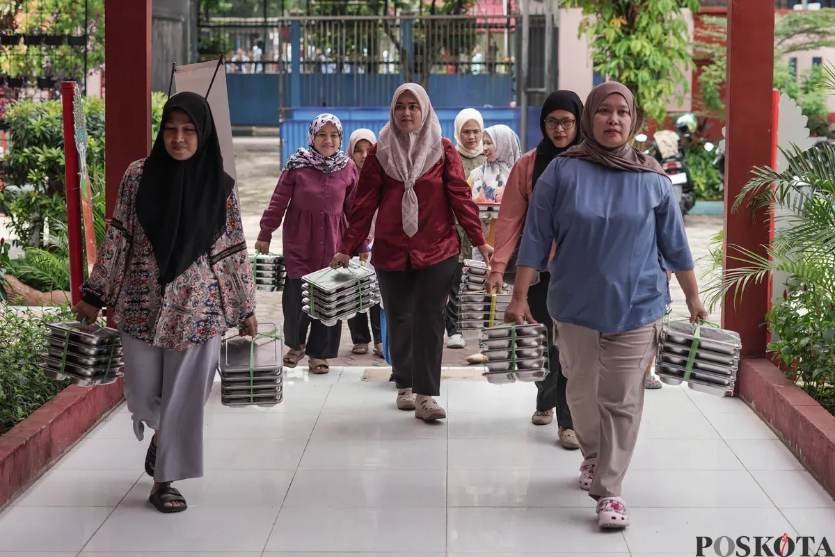Orang tua murid mendistribusikan Makan Bergizi Gratis (MBG) kepada siswa di SDN Pejaten Barat 1 Pagi, Jakarta Selatan, Selasa, 30 September 2025. (Sumber: Poskota/Bilal Nugraha Ginanjar)