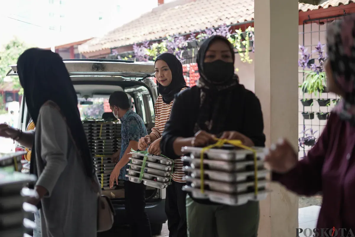 Orang tua murid mendistribusikan Makan Bergizi Gratis (MBG) kepada siswa di SDN Pejaten Barat 1 Pagi, Jakarta Selatan, Selasa, 30 September 2025. (Sumber: Poskota/Bilal Nugraha Ginanjar)