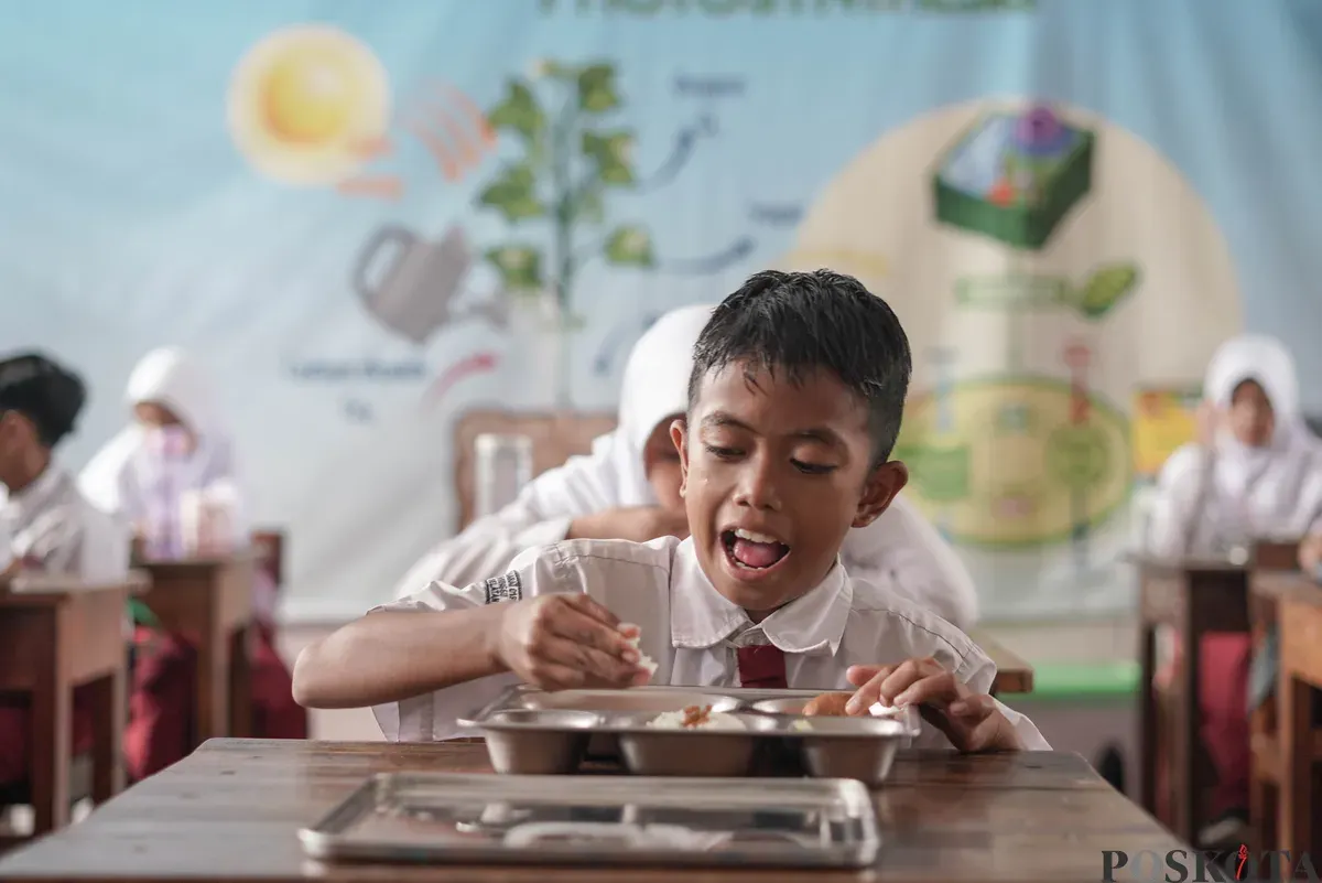 Orang tua murid mendistribusikan Makan Bergizi Gratis (MBG) kepada siswa di SDN Pejaten Barat 1 Pagi, Jakarta Selatan, Selasa, 30 September 2025. (Sumber: Poskota/Bilal Nugraha Ginanjar)