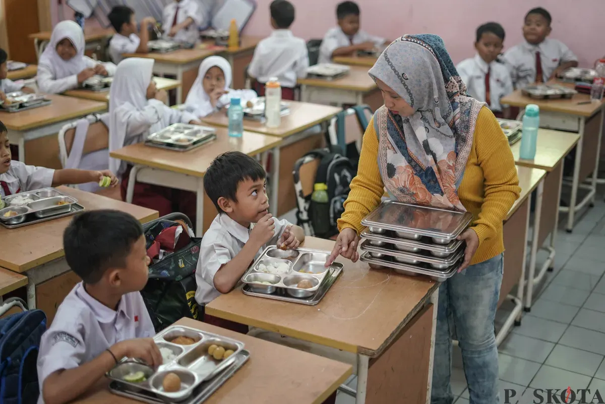Orang tua murid mendistribusikan Makan Bergizi Gratis (MBG) kepada siswa di SDN Pejaten Barat 1 Pagi, Jakarta Selatan, Selasa, 30 September 2025. (Sumber: Poskota/Bilal Nugraha Ginanjar)