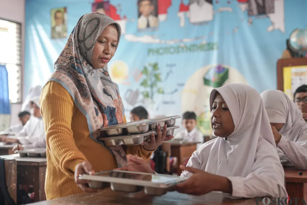 Orang tua murid mendistribusikan Makan Bergizi Gratis (MBG) kepada siswa di SDN Pejaten Barat 1 Pagi, Jakarta Selatan, Selasa, 30 September 2025. (Sumber: Poskota/Bilal Nugraha Ginanjar)
