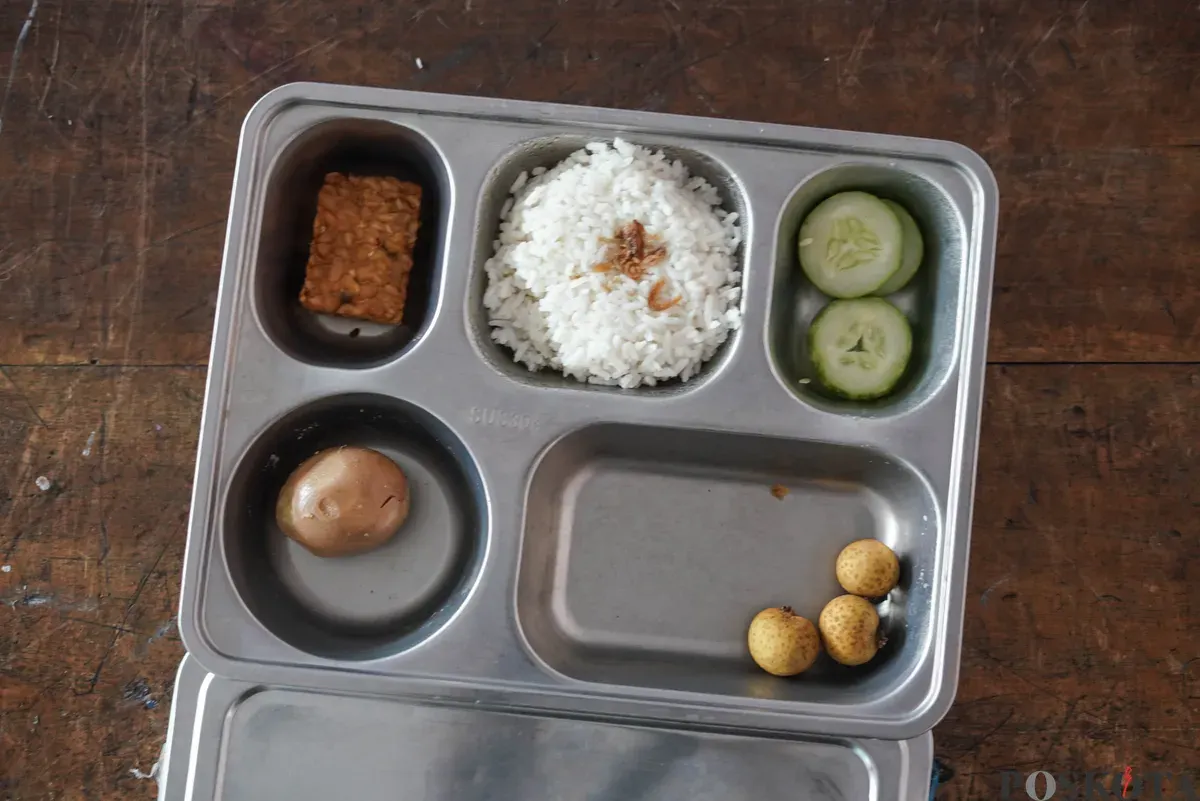 Orang tua murid mendistribusikan Makan Bergizi Gratis (MBG) kepada siswa di SDN Pejaten Barat 1 Pagi, Jakarta Selatan, Selasa, 30 September 2025. (Sumber: Poskota/Bilal Nugraha Ginanjar)