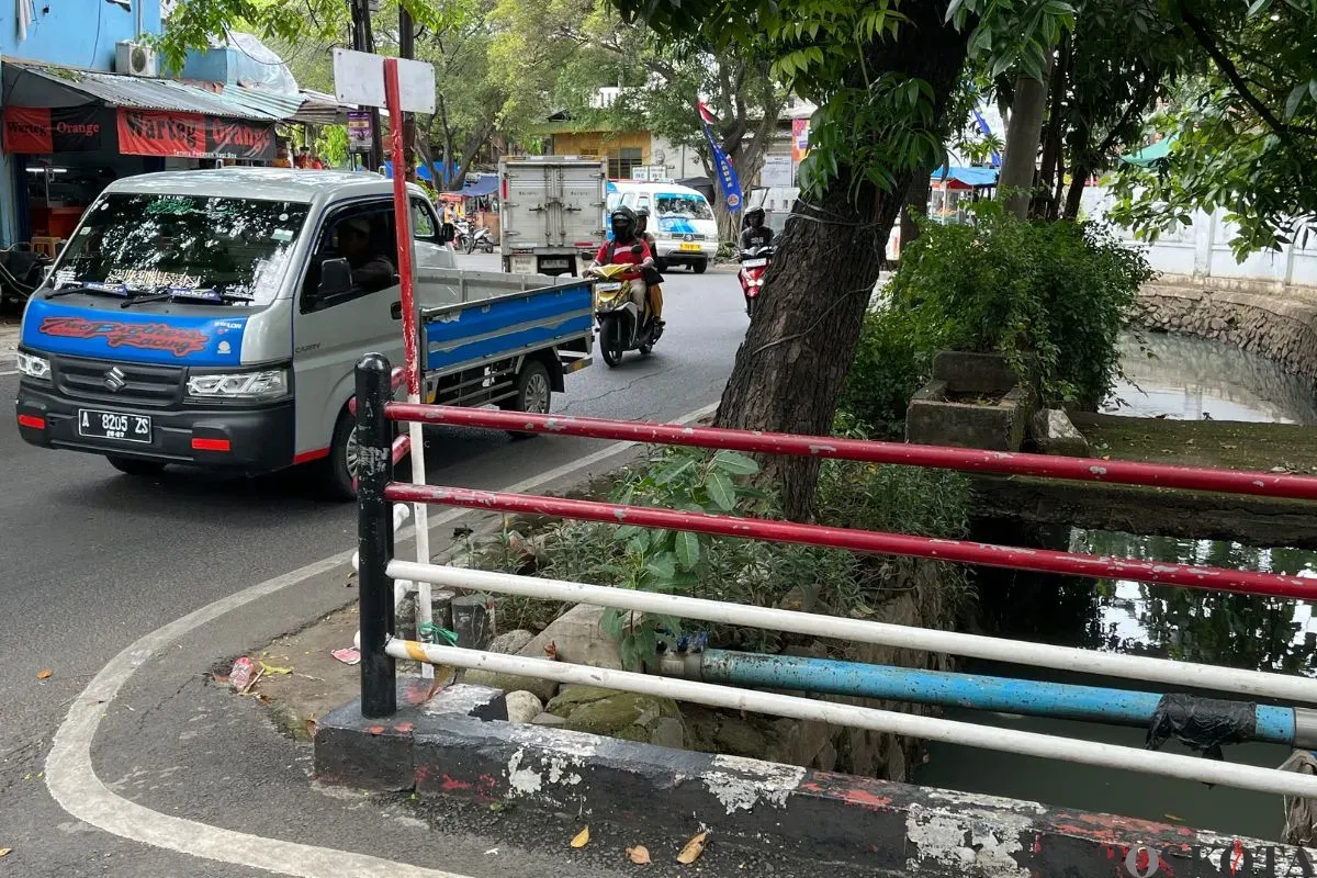 Aliran Kali Sekretaris di Kampung Guji, Jalan Kebon Raya, Kelurahan Duri Kepa, Kecamatan Kebon Jeruk, Jakarta Barat, Kamis, 2 Oktober 2025. (Sumber: Poskota/Pandi Ramedhan)