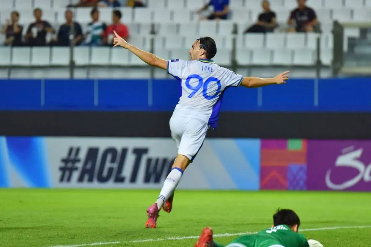Potret penyerang Persib Bandung, Andrew Jung saat melakukan selebrasi usai mencetak gol ke gawang Bangkok United. (Sumber: Persib)