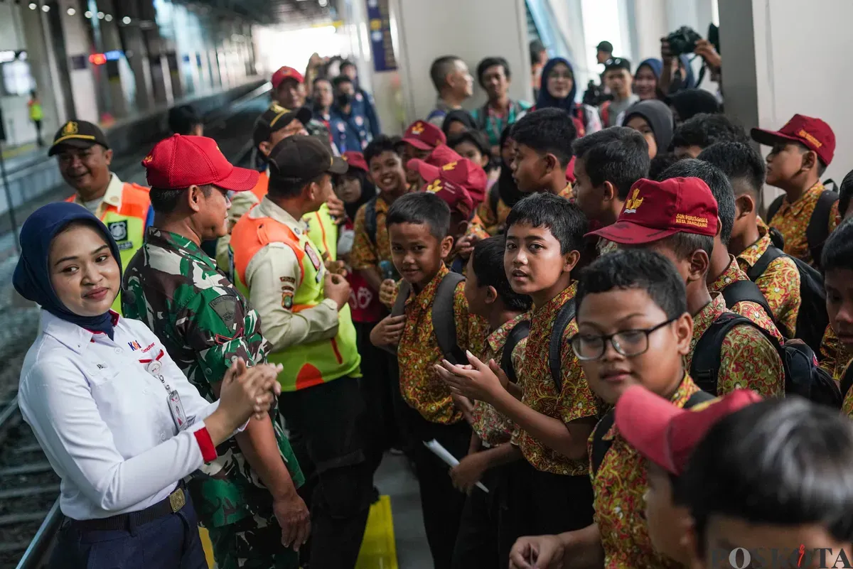 Sejumlah siswa sekolah dasar (SD) mengikuti kegiatan sosialisasi dan edukasi program C-Taditur (study tour) di Stasiun BNI City, Jakarta, Kamis, 2 Oktober 2025. (Sumber: Poskota/Bilal Nugraha Ginanjar)
