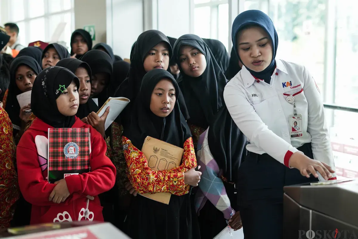 Sejumlah siswa sekolah dasar (SD) mengikuti kegiatan sosialisasi dan edukasi program C-Taditur (study tour) di Stasiun BNI City, Jakarta, Kamis, 2 Oktober 2025. (Sumber: Poskota/Bilal Nugraha Ginanjar)
