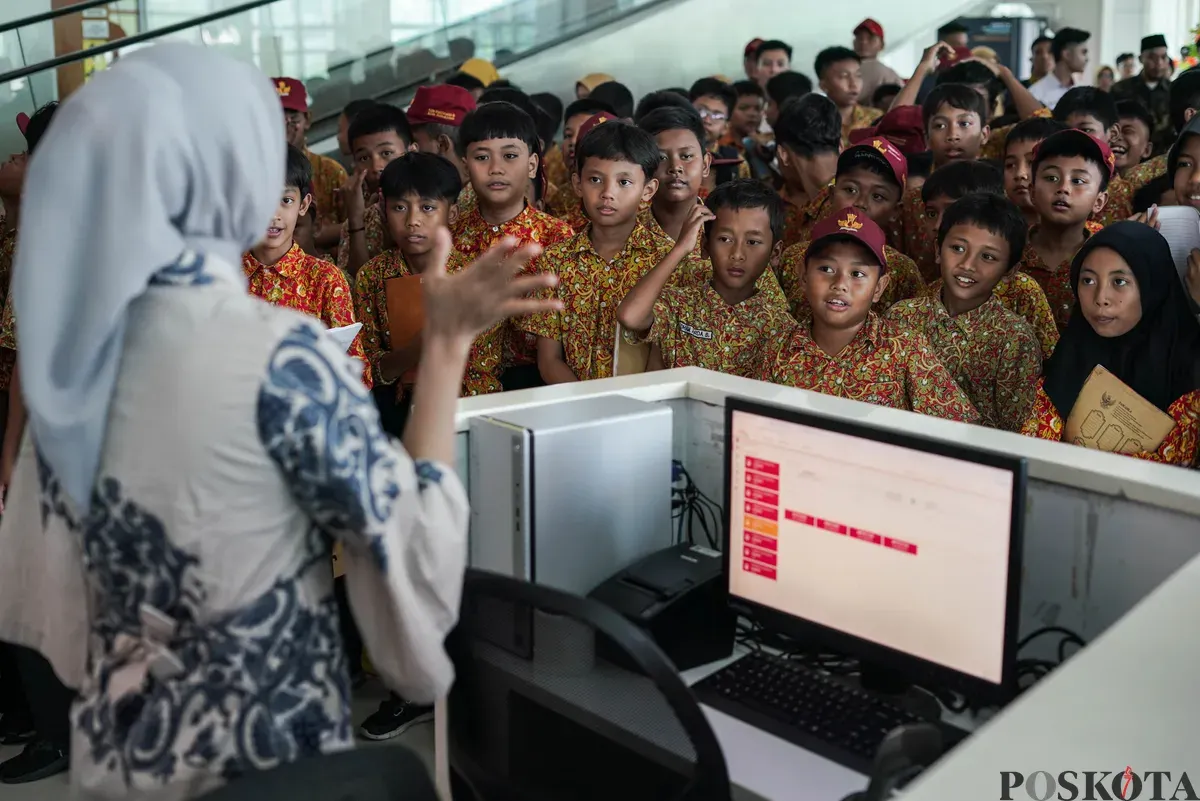Sejumlah siswa sekolah dasar (SD) mengikuti kegiatan sosialisasi dan edukasi program C-Taditur (study tour) di Stasiun BNI City, Jakarta, Kamis, 2 Oktober 2025. (Sumber: Poskota/Bilal Nugraha Ginanjar)
