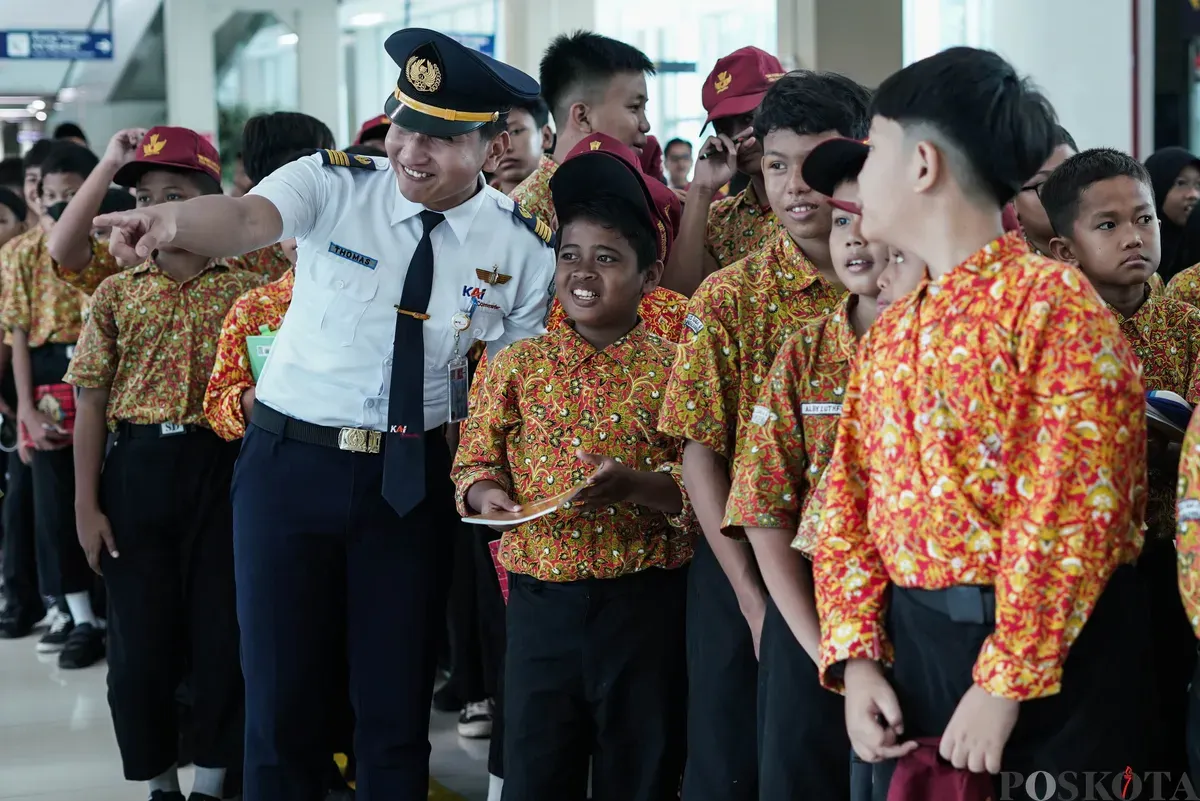 Sejumlah siswa sekolah dasar (SD) mengikuti kegiatan sosialisasi dan edukasi program C-Taditur (study tour) di Stasiun BNI City, Jakarta, Kamis, 2 Oktober 2025. (Sumber: Poskota/Bilal Nugraha Ginanjar)
