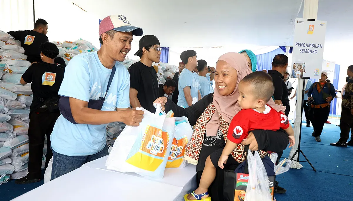 Bank Mandiri menggelar Program Pasar Murah Mandiri yang diikuti ribuan masyarakat serta pelaku UMKM lokal. (Sumber: Corsec Bank Mandiri)