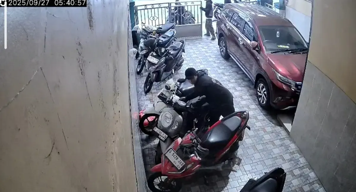 Aksi pencurian motor di indekos kawasan Jalan Surya Raya, Bekasi Selatan, terekam kamera CCTV pada Sabtu 27 September 2025 sekitar pukul 05.40 WIB. (Sumber: Istimewa)