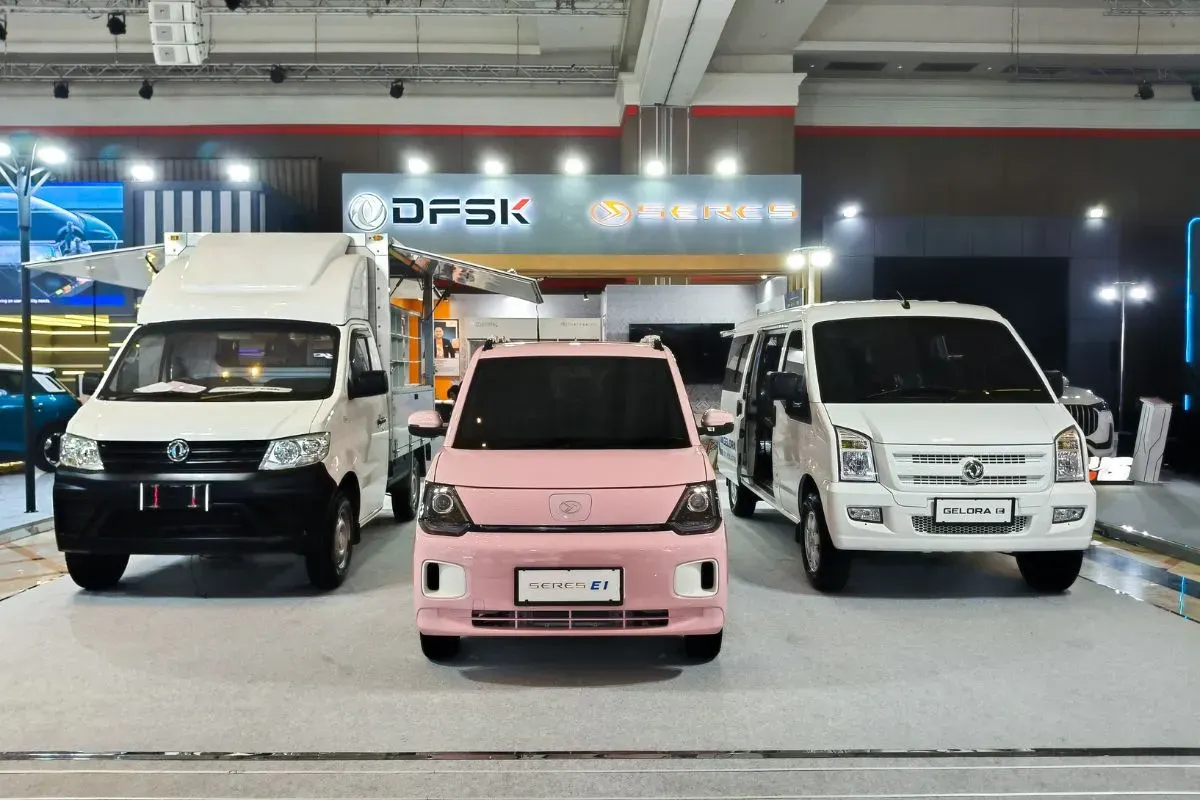 DFSK & SERES menampilkan mobil listrik DFSK Gelora E dan SERES E1 dalam pameran GIIAS 2025 di Kota Bandung. (Sumber: Dok. DFSK)