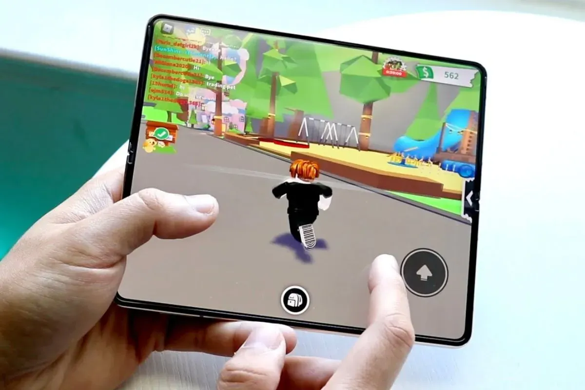 Gaming di Samsung Galaxy Fold 7. (Sumber: YouTube/Cozy Alpaca)