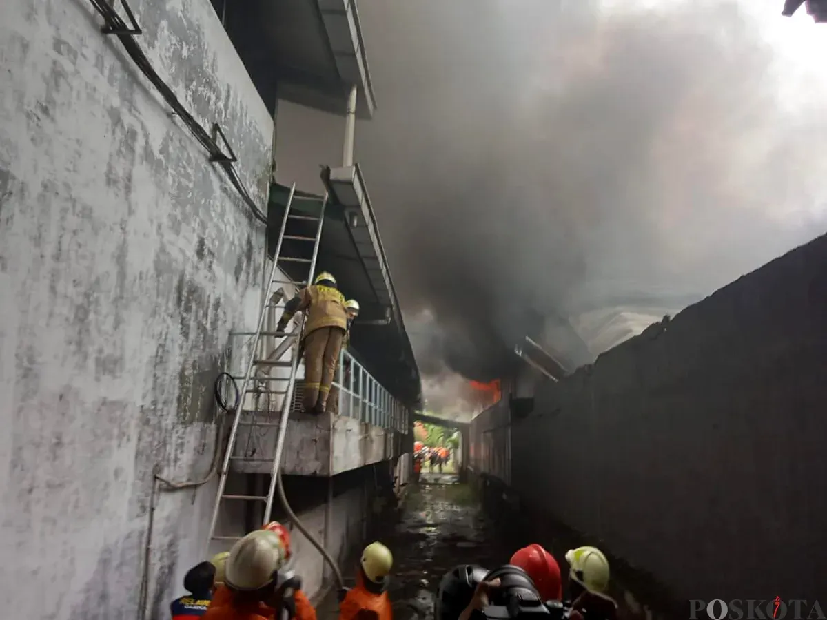 Petugas berusaha memadamkan api saat kebakaran terjadi di gudang aksesoris mobil, Jalan Mangga Ubi RT 06 RW 07, Kecamatan Cengkareng, Jakarta Barat, Kamis, 2 Oktober 2025. (Sumber: POSKOTA | Foto: Pandi Ramedhan)
