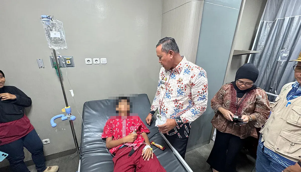 Wali Kota Bekasi, Tri Adhianto, menjenguk siswa SDN Kota Baru III yang dirawat di RS Ananda Bekasi, diduga mengalami keracunan MBG. (Sumber: Dok Humas Pemkot Bekasi)