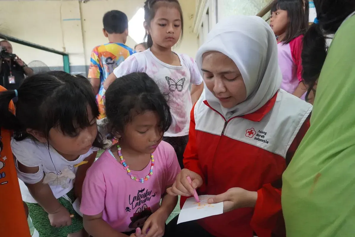 Anak-anak korban kebakaran di Tamansari, Jakarta Barat, mendapatkan dukungan psikososial. (Sumber: PMI Jakarta Barat)