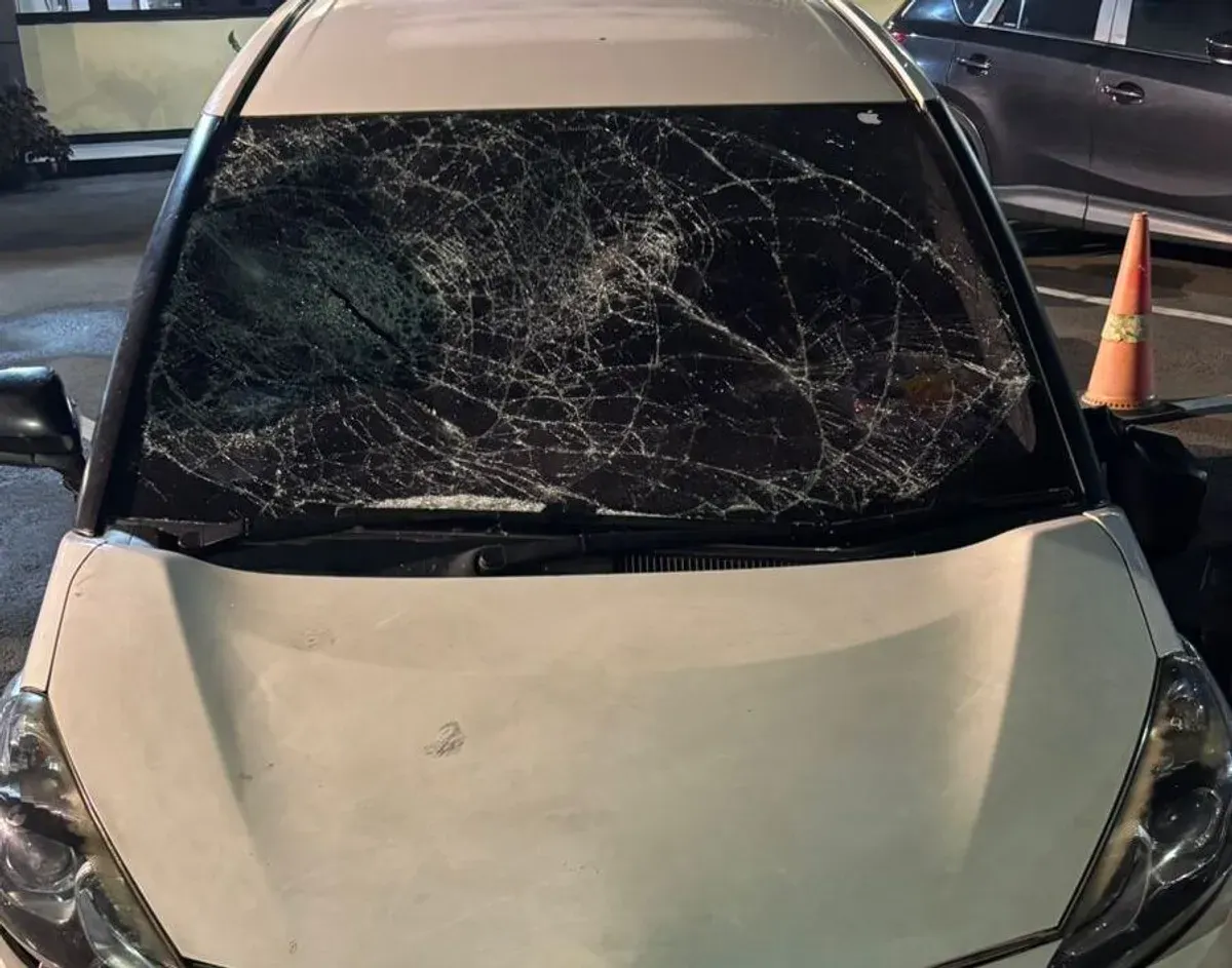 Satu unit Toyota Sienta Putih yang dirusak warga diamankan di Mapolres Metro Depok penyelidikan lebih lanjut. (Sumber: Polres Metro Depok)