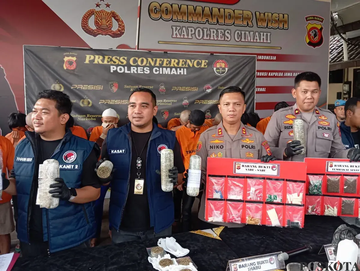 Polisi menggelar jumpa pers kasus tembakau sintetis rumahan di Mako Polres Cimahi, Kamis, 2 Oktober 2025. (Sumber: Poskota/Gatot Poedji Utomo)