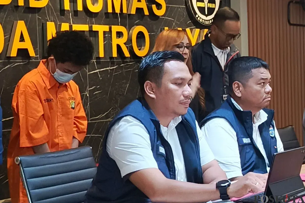 Jumpa pers penangkapan pelaku akses ilegal dan manipulasi data nasabah bank di Mapolda Metro Jaya, Jakarta Selatan, Kamis, 2 Oktober 2025. (Sumber: Poskota/Ali Mansur)