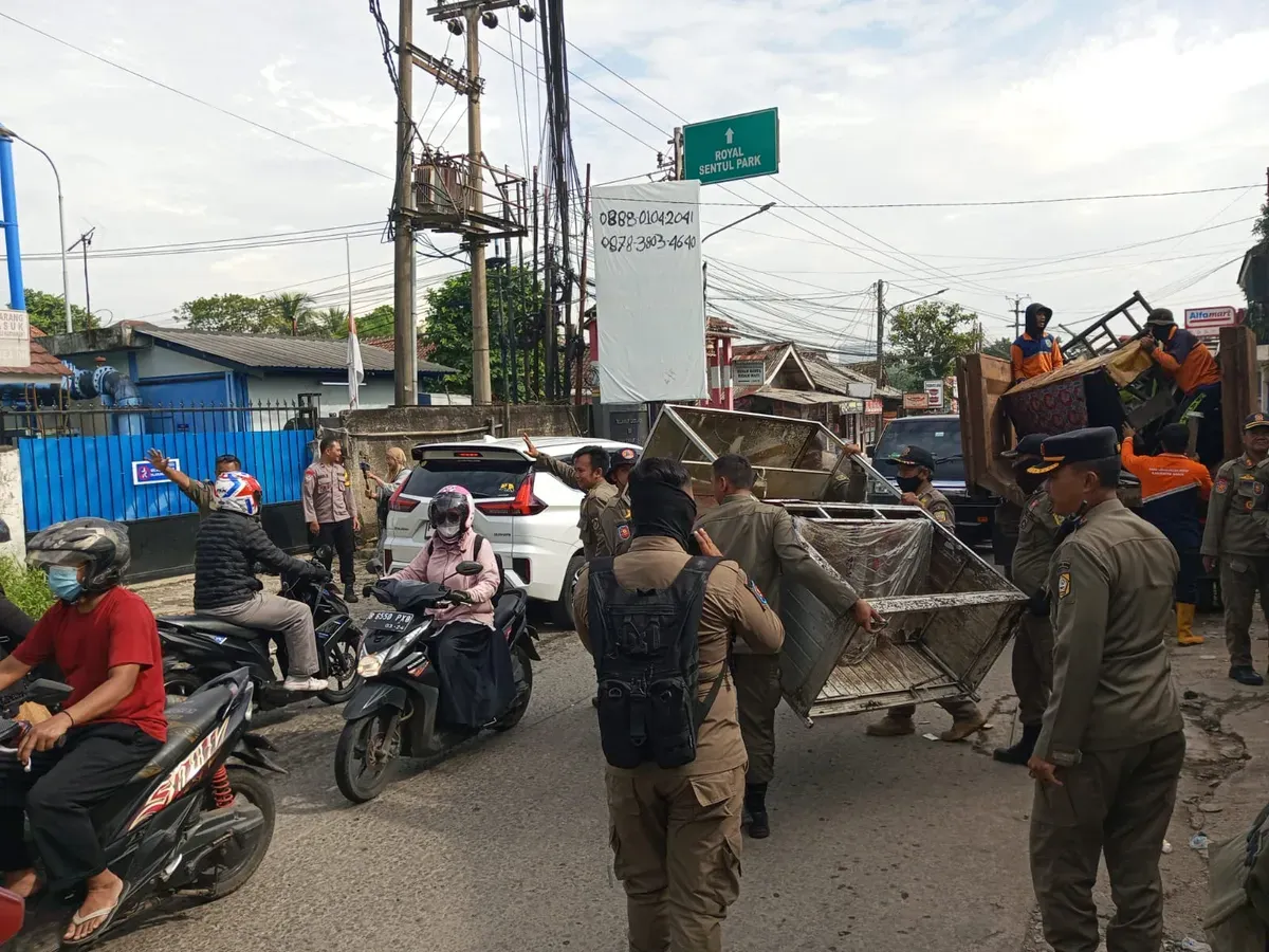 Petugas Satpol PP Kabupaten Bogor membongkar puluhan bangunan liar PKL di Jalan Citeureup-Babakan, Kamis 2 Oktober 2025. (Sumber: Dok Satpol PP)