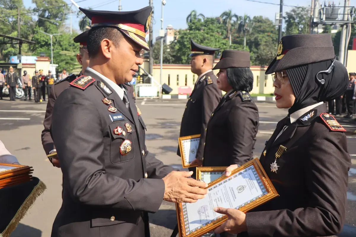 Kapolres Metro Depok, Kombes Pol Abdul Waras memberikan penghargaan kepada 12 personel Satlantas Polres Metro Depok. (Sumber: Polres Metro Depok)
