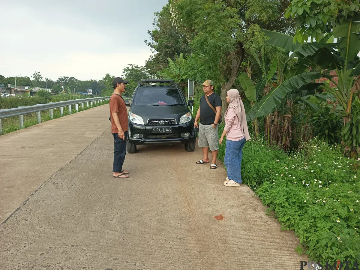 Anggota Tim Opsnal Satreskrim Polsek Tajurhalang, melakukan pengamanan tertutup melakukam patroli dialogis di Jalan Raya Bogor - Kemang (Bomang), Desa Kalisuren, Kecamatan Tajurhalang, Kabupaten Bogor. (Sumber: Poskota/Angga Pahlevi)