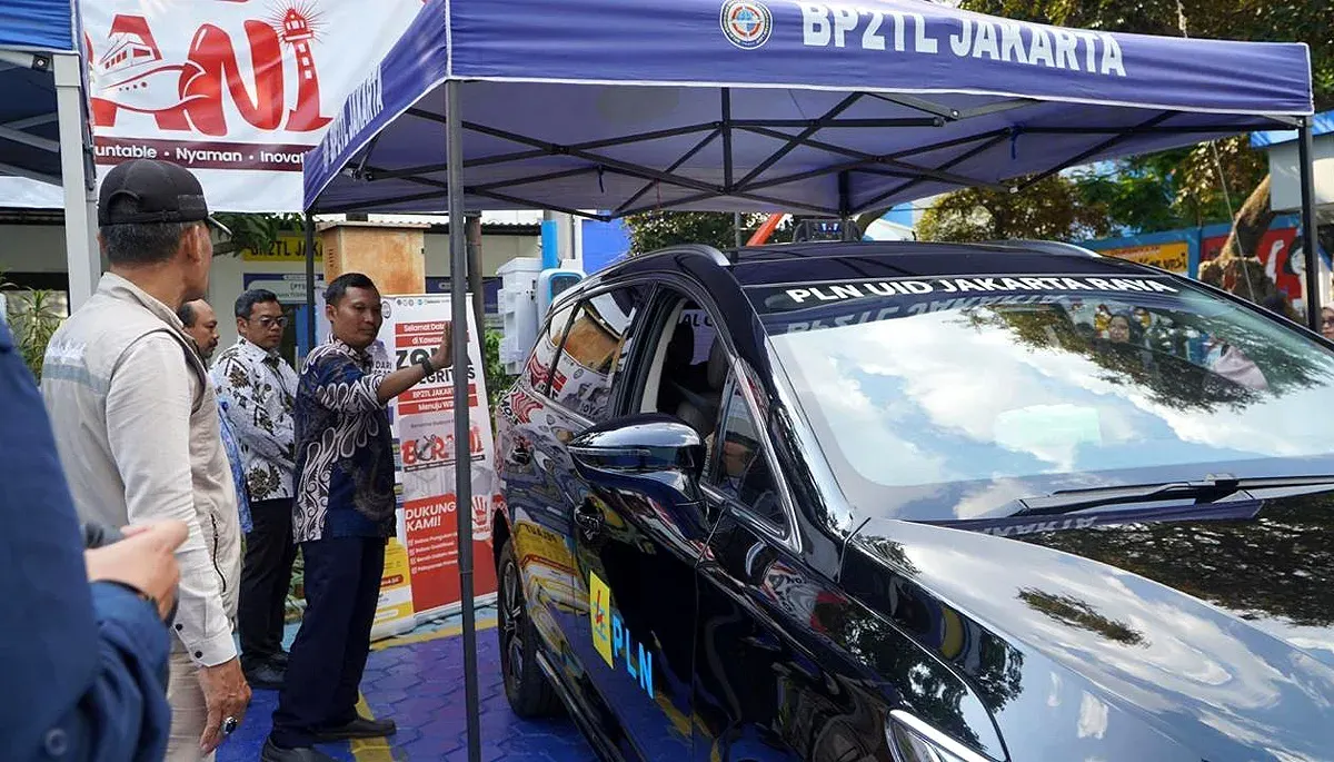 Seorang petugas menunjukkan proses pengisian daya mobil listrik milik PLN UID Jakarta Raya di SPKLU BP2TL Jakarta. (Sumber: Dok. PLN UID Jakarta Raya)