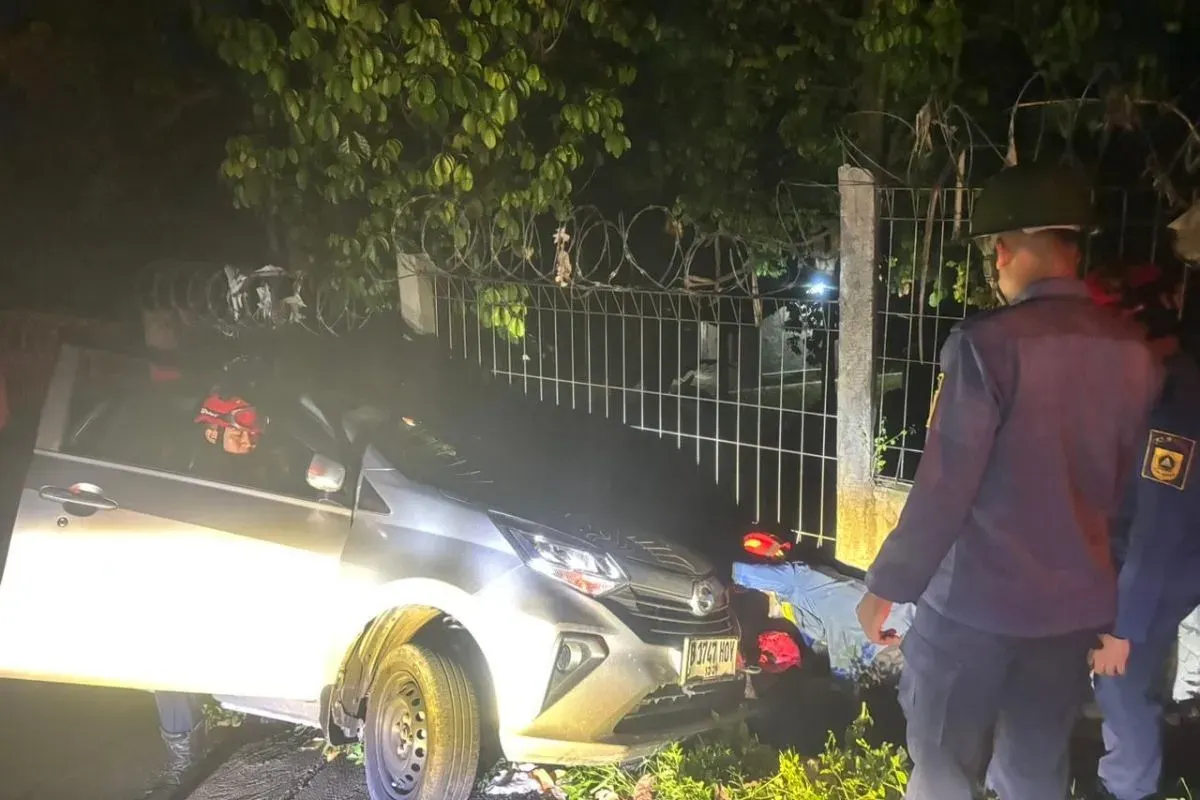 Petugas Damkar Kabupaten Bogor mengevakuasi mobil taksi online yang terperosok di wilayah Citeureup. (Sumber: Dok. Damkar Bogor)