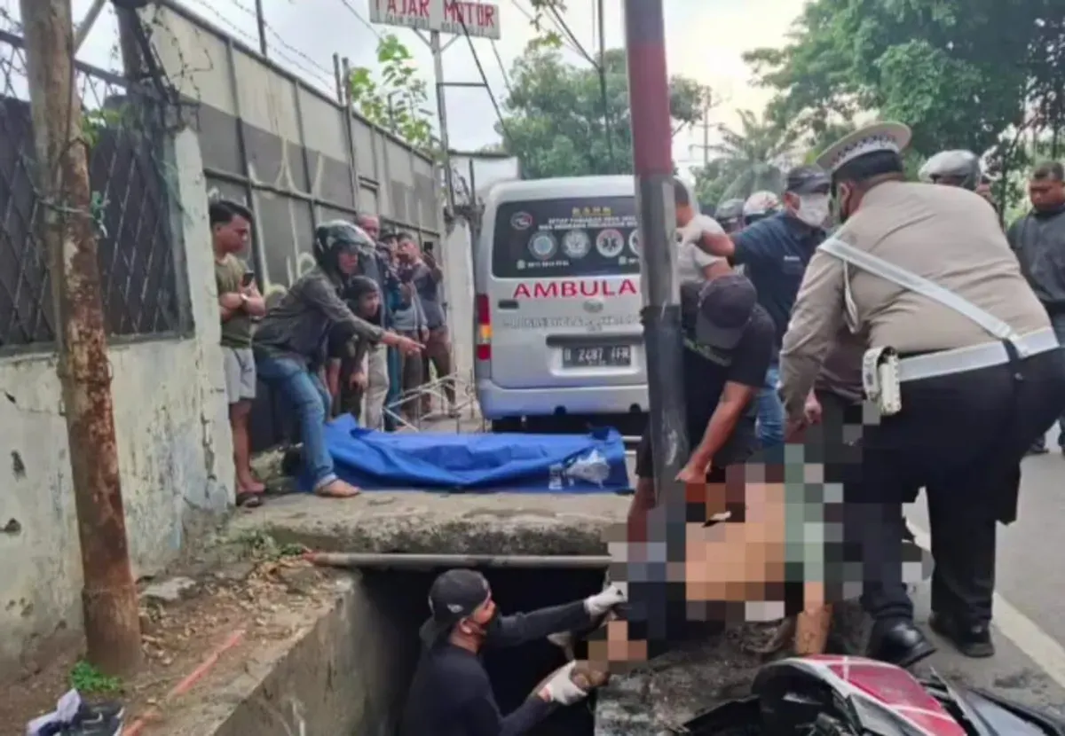 Pemotor tewas setelah menabrak tiang besi hingga terperosok ke saluran air di Jalan Daan Mogot, Cengkareng, Jakarta Barat, Kamis, 2 Oktober 2025. (Sumber: Istimewa)