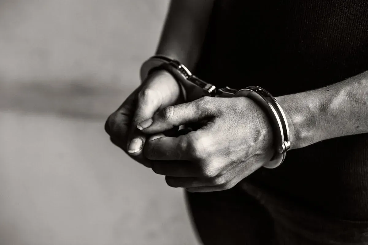 Seorang polisi ditangkap warga di Bali karena jambret emas milik pedagang. (Sumber: Freepik)