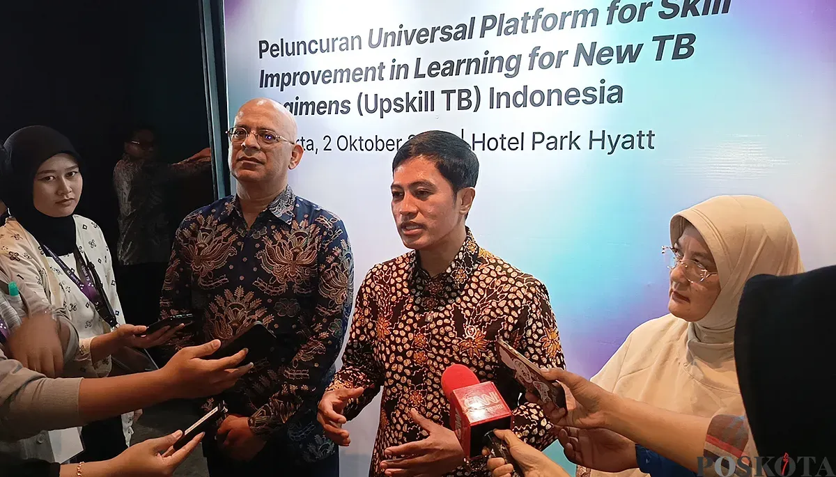 Wakil Menteri Kesehatan, Dante Saksono Harbuwono (tengah) saat ditemui di hotel Park Hyatt, Menteng, Jakarta Pusat, Kamis, 2 Oktober 2025. (Sumber: POSKOTA | Foto: Ali Mansur)