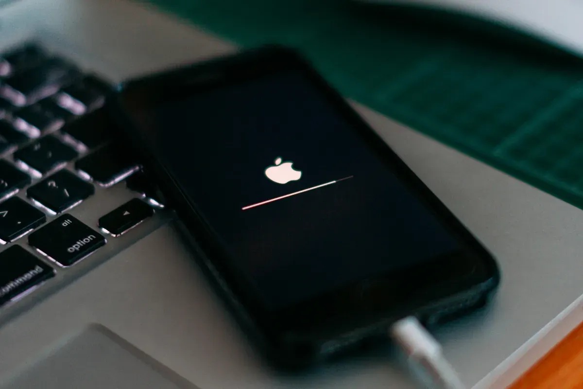 Cara dan Tips Update iOS dengan Benar (Sumber: Unsplash/Szabo Viktor)