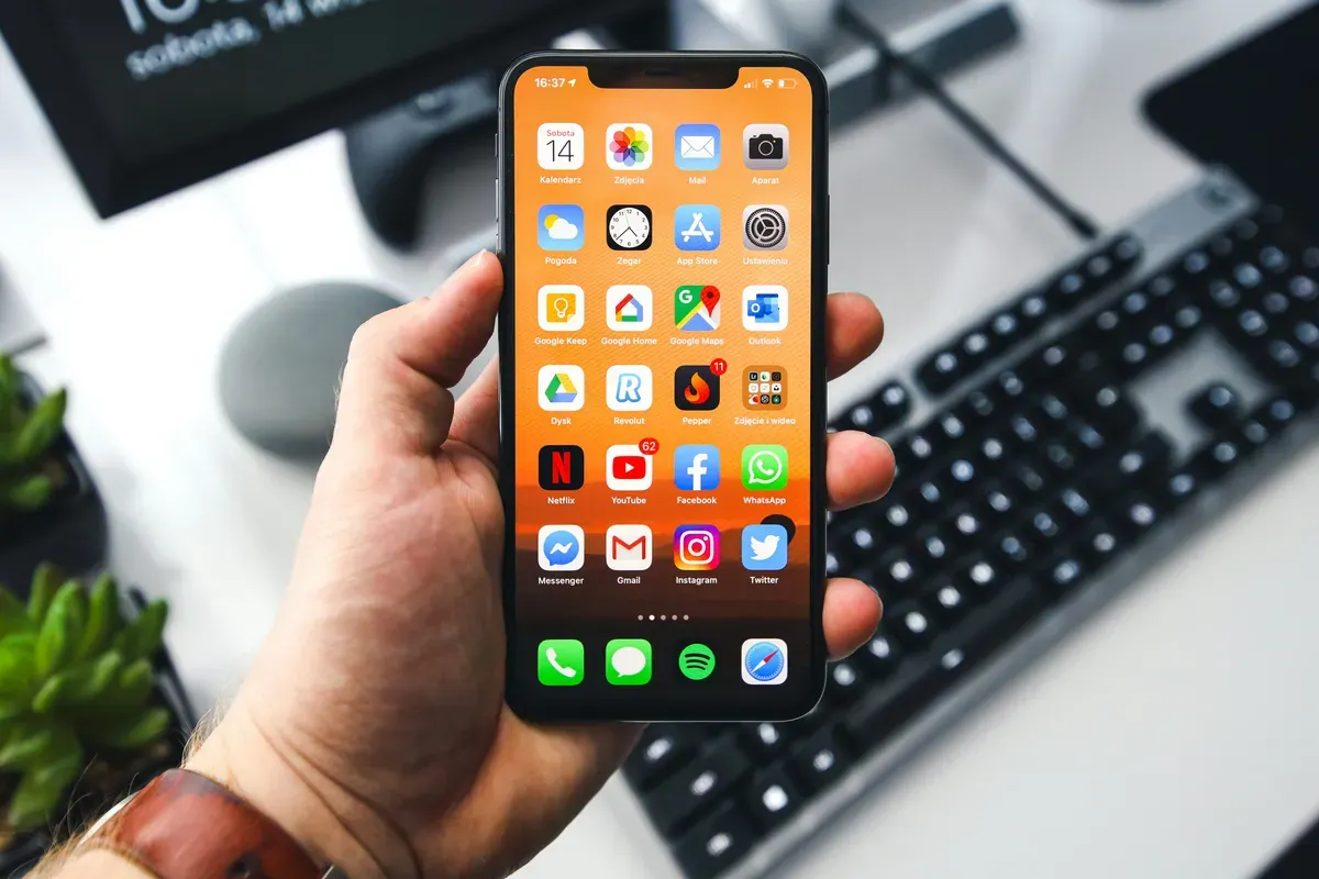 Cara Scan Dokumen di iPhone Tanpa Perlu Aplikasi Tambahan (Sumber: Unsplash/Sebastian Bednarek)