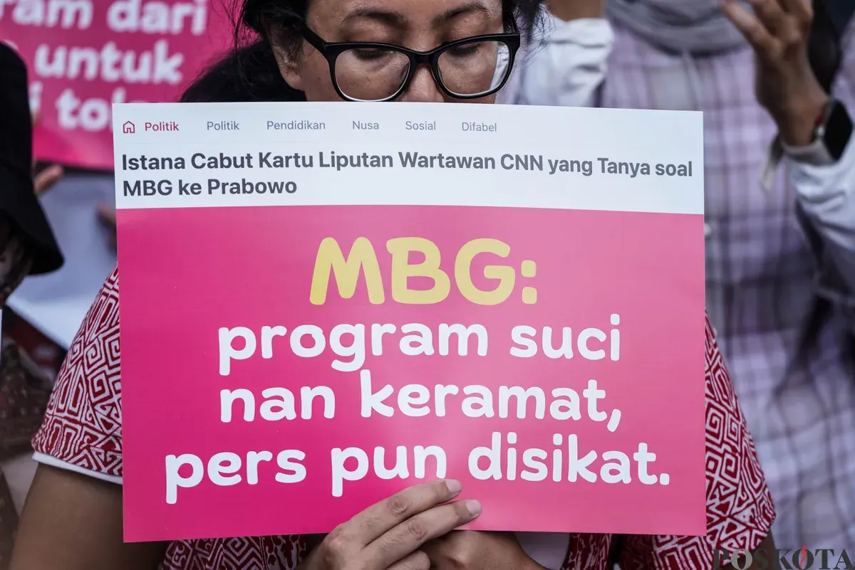 Ibu-ibu membentangkan poster berisi tuntutan evaluasi program Makan Bergizi Gratis di Jalan Medan Merdeka Selatan, Jakarta, Rabu, 1 Oktober 2025. (Sumber: Poskota/Bilal Nugraha Ginanjar)