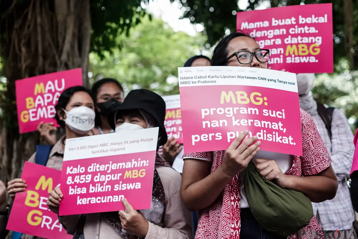 Ibu-ibu membentangkan poster berisi tuntutan evaluasi program Makan Bergizi Gratis di Jalan Medan Merdeka Selatan, Jakarta, Rabu, 1 Oktober 2025. (Sumber: Poskota/Bilal Nugraha Ginanjar)