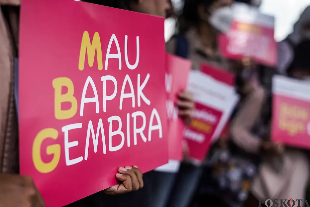 Ibu-ibu membentangkan poster berisi tuntutan evaluasi program Makan Bergizi Gratis di Jalan Medan Merdeka Selatan, Jakarta, Rabu, 1 Oktober 2025. (Sumber: Poskota/Bilal Nugraha Ginanjar)