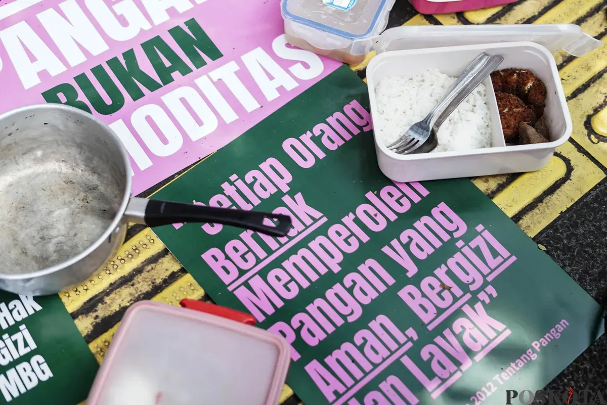 Ibu-ibu membentangkan poster berisi tuntutan evaluasi program Makan Bergizi Gratis di Jalan Medan Merdeka Selatan, Jakarta, Rabu, 1 Oktober 2025. (Sumber: Poskota/Bilal Nugraha Ginanjar)